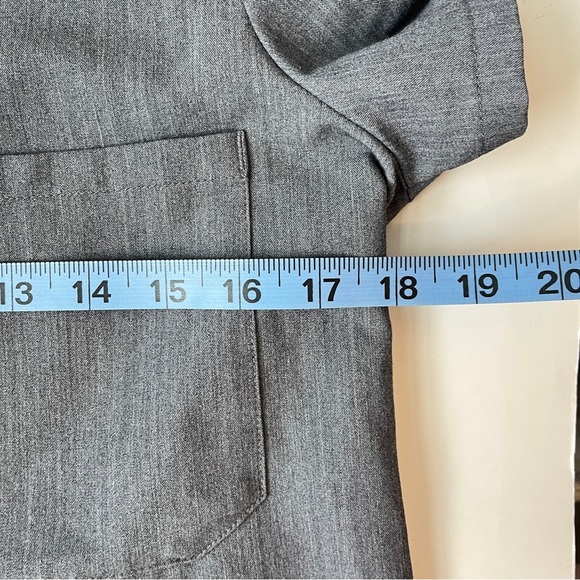 FIGS Technical Collection Grey V-Neck Pocket Short Sleeve Scrub Top - Picture 5 of 7